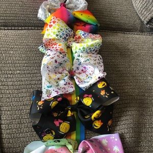 Lot of JOJO bows.